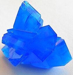 Im Kupfersulfat ist das Kupfer als Chromophor enthalten.